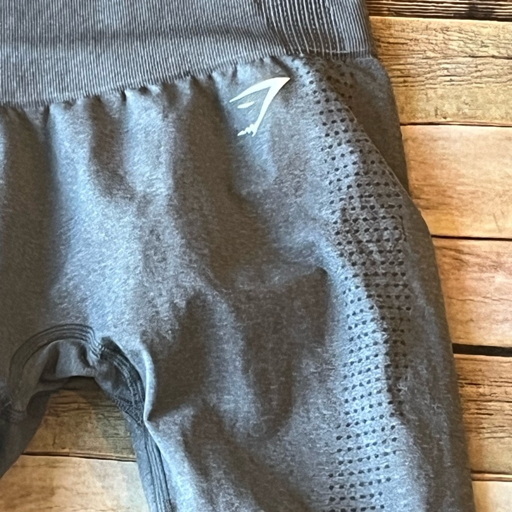 Gym shark leggings